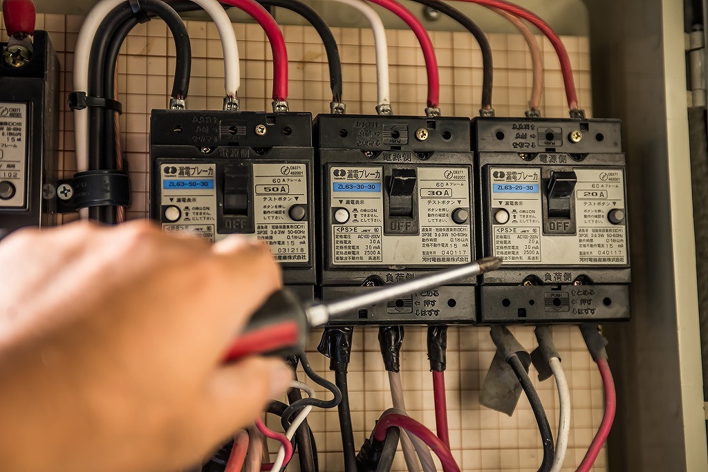 電気設備工事の仕事で考えられる危険とは？